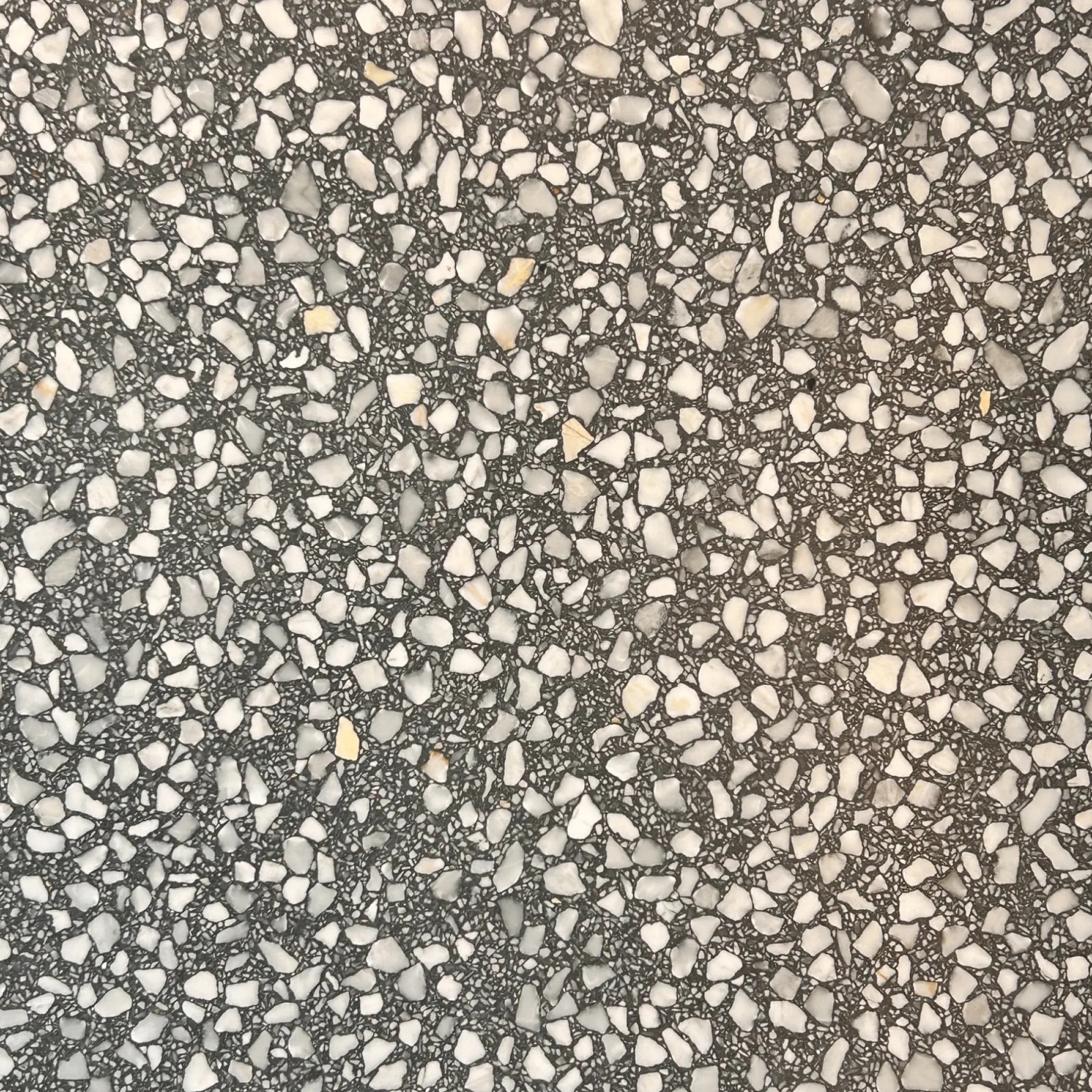 NUUK TERRAZZOFLISE 40X40>Granit.dk