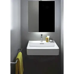 Badeværelsesmøbler ^ Laufen BASE SPEJLSKAB HØJREHÆNGT M. LYS OG STRØMUDTAG EU IP 44 HVID 60 X 70 CM